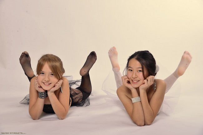 Silver-Starlets - photo gallery Riki and Isabella Dance Costume [美しい若くて裸]